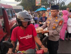 Polsek Bajeng dan Bhayangkari Bagikan Takjil kepada Pengendara di Bulan Ramadhan.