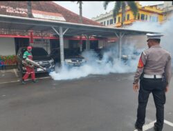 Cegah Penyebaran Malaria dan DBD, Sidokkes Polres Gowa Gelar Fogging di Lingkungan Kantor.