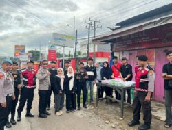 Personel Sat Samapta dan Sat Binmas Polres Gowa Bersama Mahasiswa UIN Samata Bagikan Takjil kepada Warga.