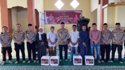 Safari Jumat Ramadhan, Kapolda Sulbar Berbagi Sembako dengan Jamaah Masjid Nurul Hikmah Simboro