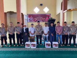 Safari Jumat Ramadhan, Kapolda Sulbar Berbagi Sembako dengan Jamaah Masjid Nurul Hikmah Simboro