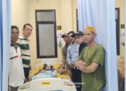 Kepedulian pak Rt dan pengurus Rt jenguk warganya terbaring di rumah sakit
