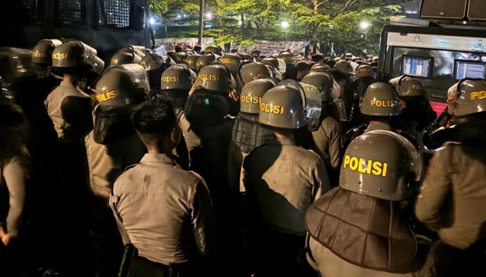 Tepat Pukul 22.00 WITA, Massa Aksi Tolak Tambang Pasir di Kantor Gubernur Sulbar Membubarkan Diri Secara Tertib
