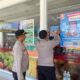 Polsek Pasangkayu Tingkatkan Pelayanan Publik dengan pemasangan Stiker Bantuan Polisi di tempat publik.