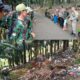 Linmas Desa Kadununggal Bergerak, Bersihkan Sampah di Jalan Perkebunan Sawit