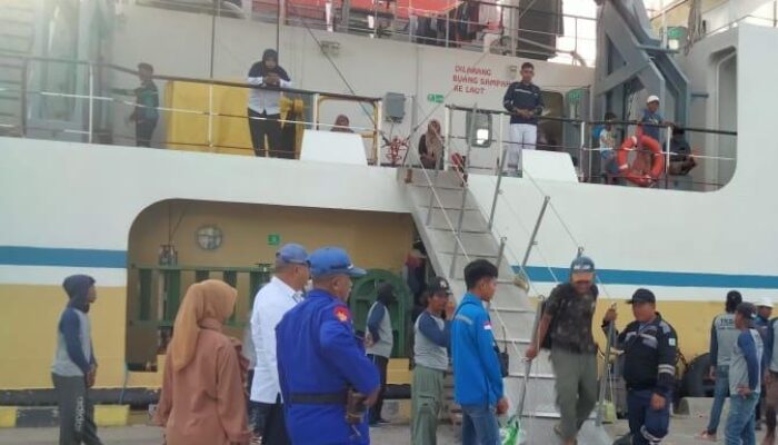 Satpolair Polres Majene Intensifkan Pengamanan Bongkar Muat KM. Sabuk Nusantara 93 di Pelabuhan Passarang
