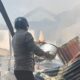Kebakaran Hanguskan Satu Rumah Warga di Dusun Tanisi, Polisi Bantu Warga Padamkan Api