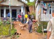 Sinergitas Polisi Bersama TNI dan BPBD Tangani Banjir dan Bersihkan Material Longsor di Kediri