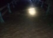 Akibat Hujan Deras Jembatan Desa Logung Sumber Rembang Meluap