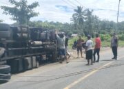 Mobil Box Ekspedisi Terbalik di Poros Majene-Mamuju, Diduga Sopir Mengantuk