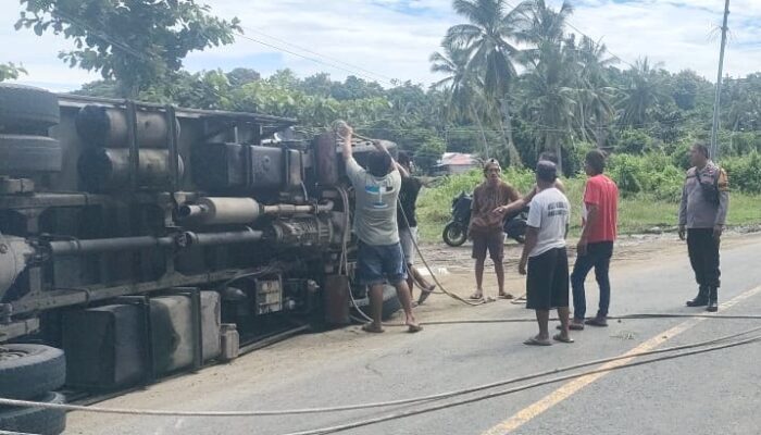 Mobil Box Ekspedisi Terbalik di Poros Majene-Mamuju, Diduga Sopir Mengantuk