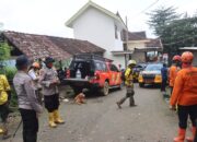 Libatkan Anjing Pelacak Polisi Kembali Cari Korban Longsor di Trenggalek