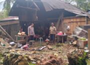 Yanmas, Bhabinkamtibmas Polsek Baras Mendatangi TKP Rumah Warga Yang Tertimpa Pohon Kelapa Sawit
