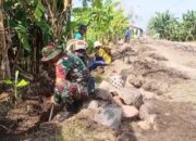 Babinsa dan Warga Sungikulon Gelar Karya Bhakti Perbaikan Infrastruktur Desa