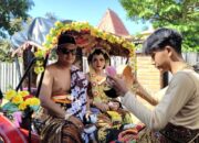 Sepasang Pengantin Naik Kereta Jawa, Kini Curi Perhatian