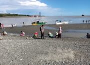 Sambang, Bhabinkamtibmas Polsek Pasangkayu Himbau Warga Hati-hati Saat Mencari Ikan Di Muara Sungai