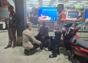 Sigap! Polisi Evakuasi Seorang Kakek Yang Pingsan Di PinggirJalan