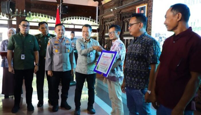 Bupati Kudus Targetkan Swasembada Pangan Dan Serahkan Alsintan kepada Kelompok Tani