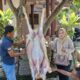 Ketua DPC LBH CAKRA Pasuruan Bagikan Daging Kurban kepada Warga Bakalan
