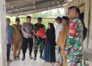 Bhabinkamtibmas Polsek Bambalamotu Dampingi Penyaluran Bansos Oleh PT. Randomayang Bintang Delapan