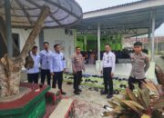 Kapolsek Bambalamotu Dampingi PT. Wijaya Sumber Vaname Salurkan Bansos Kepada Warga