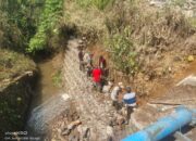 Tingkatkan Infrastruktur, Desa Caringin Bangun TPT di Lokasi Rawan Longsor