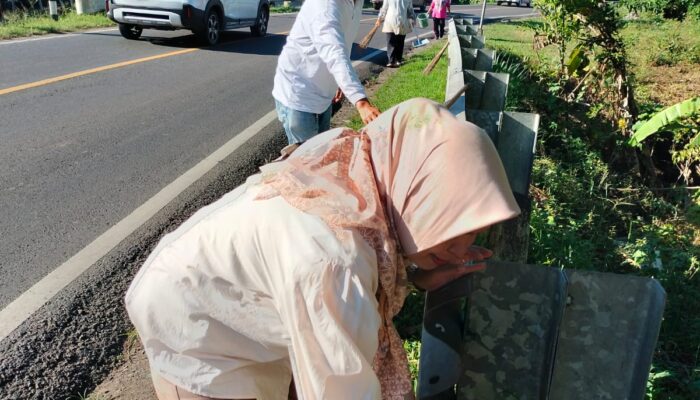 Kelurahan Pappa Kec.Pattallassang Kompak Gelar Aksi Bersih-Bersih di Jalan Raya Dekat Jembatan, Dukung Agar Sampah Semakin Berkurang dan Hidup Sehat