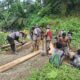 Bhabinkamtibmas Polsek Pasangkayu Bersama Warga Desa Gotong Royong Perbaiki Jembatan yang Rusak
