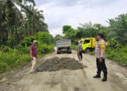 Yanmas Polres Pasangkayu Benahi Jalan Poros Desa Lilimori – Lelejae