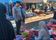 Jelang Idul Adha, Bhabinkamtibmas Cek Harga Sembako di Pasar Rakyat.