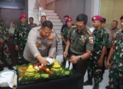 Hadiah HUT Bhayangkara ke-79, TNI Berikan Kejutan Tumpeng Kepada Kapolres Pasuruan
