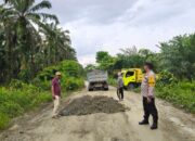 Bhabinkamtibmas Polsek Baras Turun Tangan, Jalan Poros Lilimori–Lelejae Kini Lebih Baik