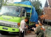 Truk toronton Bermuatan plastik Mika tak kuat nanjak akhirnya tabrak benteng rumah