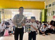 Sosialisasikan UU LLAJ, Satlantas Polres Majene Edukasi Pelajar MTsN 1 Majene Tertib Berlalu Lintas