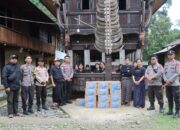 Wujud Berbelasungkawa, Polres Toraja Utara Salurkan Bantuan Sosial kepada Keluarga Korban Kecelakaan Maut Sereale di Tampan Bonga