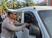 Operasi Patuh Semeru 2025 Polres Probolinggo Beri Hadiah Bagi Pengendara yang Tertib Lalu Lintas