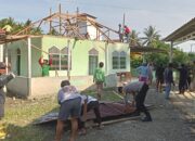 Bhabinkamtibmas Polsek Bambalamotu dan Warga Bahu Membahu, Robohkan Bangunan Rapuh Demi Keselamatan Bersama