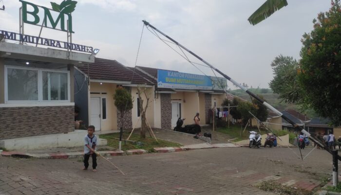 Desa Cibunarjaya Dorong Budaya Gotong Royong Lewat Kerja Bakti di Perumahan BMI 3