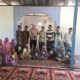 Bhabinkamtibmas Desa Adolang Dhua Serahkan Mushaf Al-Qur’an dan Buku Iqra untuk Rumah Qur’an Binaan