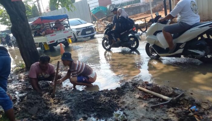 Air Genangi Badan Jalan Sekitar Warung Pojok-Sukaraya, Disebabkan Pipa Milik PDAM Bocor