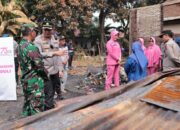 Kapolres Gowa dan Ketua Bhayangkari Serahkan Bantuan Sosial kepada Korban Kebakaran di Barombong