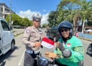 Jumat Berkah, Polantas Sulbar Kibarkan Semangat Kemerdekaan dan Berbagi Makanan Lewat Program Polantas Menyapa