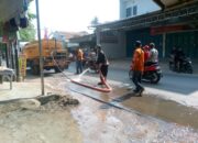 Dinas Lingkungan Hidup dengan Sigap Lakukan Penyemprotan Air, yang Disebabkan Jalan Ngebul di Sekitar Ruas Warung Pojok-Sukaraya