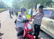 Aksi Patriotik, Polsek Pasangkayu Bagikan Bendera Merah Putih Jelang HUT RI ke-80 Kepada Pengendara