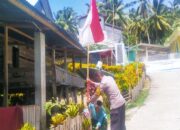 Sambut HUT RI ke-80, Personel Polsek Banggae Bersama Warga Kibarkan Bendera Merah Putih