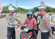 Kobarkan Semangat Kemerdekaan, Satlantas Polres Pasangkayu Bagikan Bendera Merah Putih dan Himbau Tertib Lalu Lintas