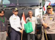 Jelang HUT RI ke-80 Polres Pasuruan Gandeng Mahasiswa, LSM, dan Media Bagikan 500 Bendera untuk Supir Truk dan warga perumahan