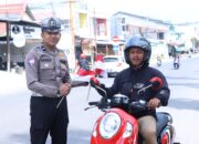 Sambut HUT RI Ke 80, Satlantas Polres Majene Kembali Bagikan Bendera Merah Putih Di Jalan Jenderal Sudirman