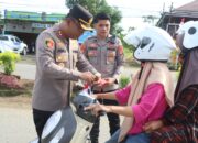 Kibarkan Semangat Merdeka! Kapolres Pasangkayu Turun Langsung Bagikan Bendera Merah Putih di Jalan