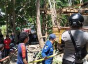 Gerak Cepat Personel Polsek Banggae Bantu Padamkan Kebakaran Rumah Warga di Baruga Dhua